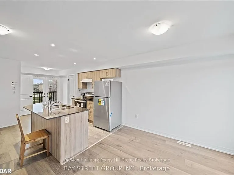 27 Fairlane Ave — Photo 6