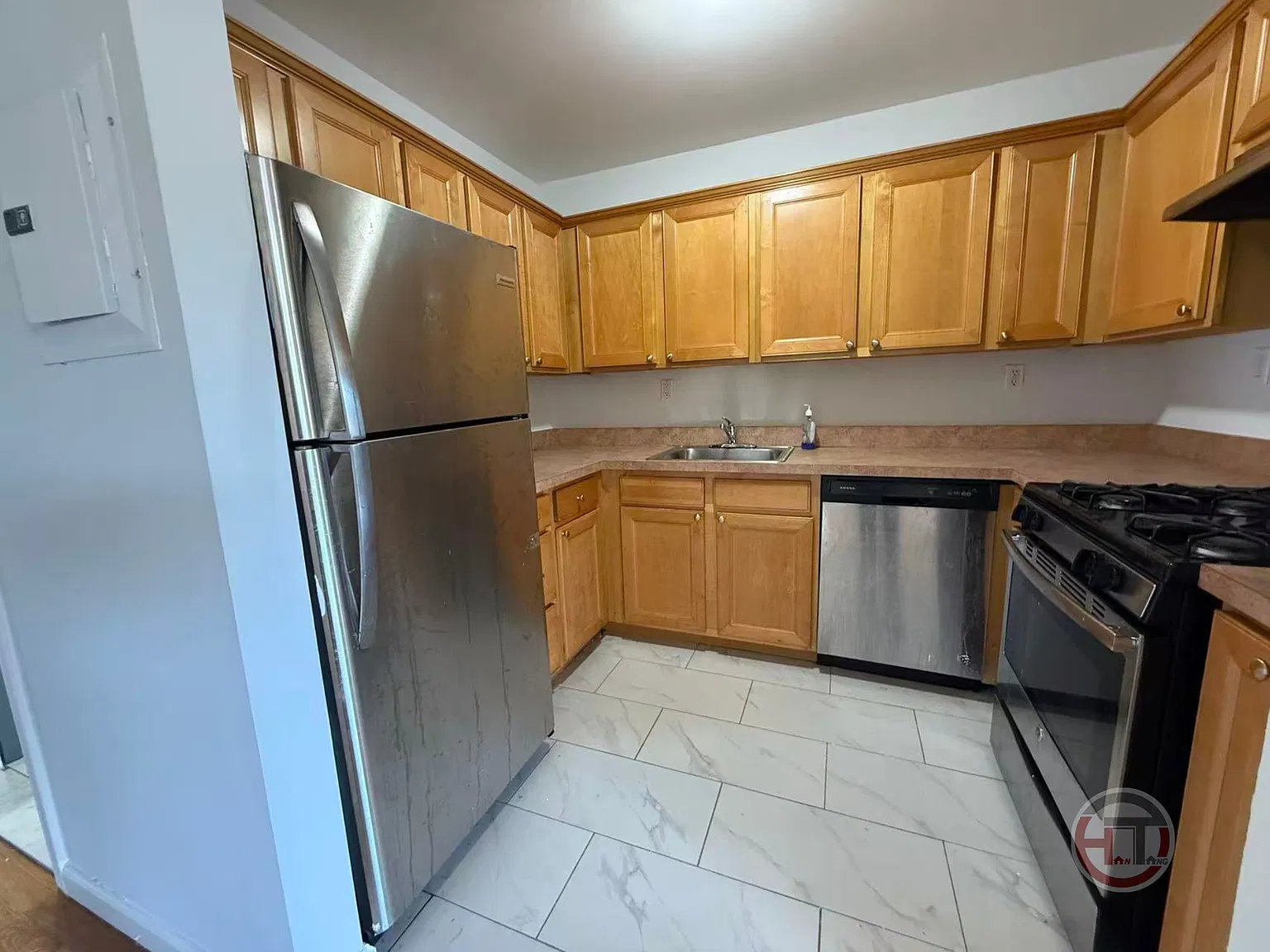 3 bed, 1000 sqft, $2,950 — Photo 2