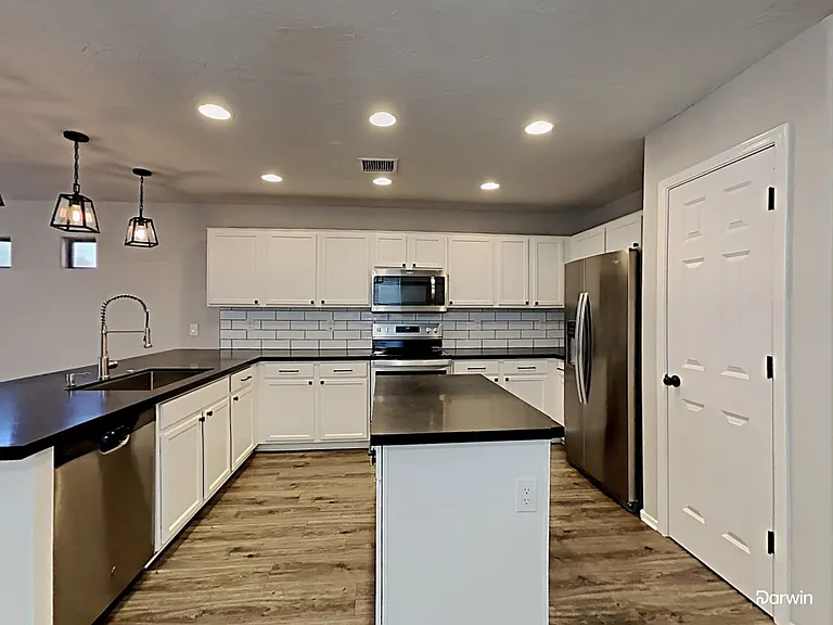 7218 S 37th Dr — Photo 3