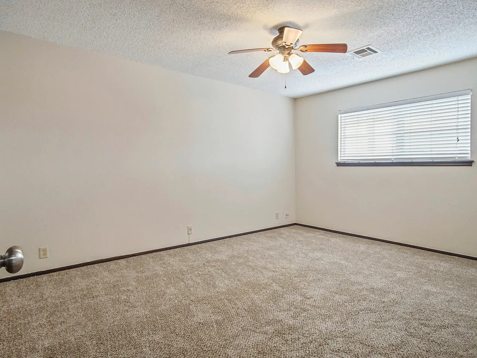 3 bed, 2.5 bath, 1706 sqft, $1,350 — Photo 2