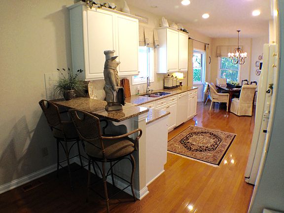 Galley Kitchen w Seating