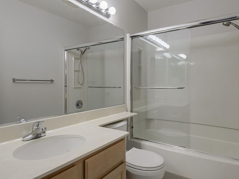 1st image of 422 Galleria Dr