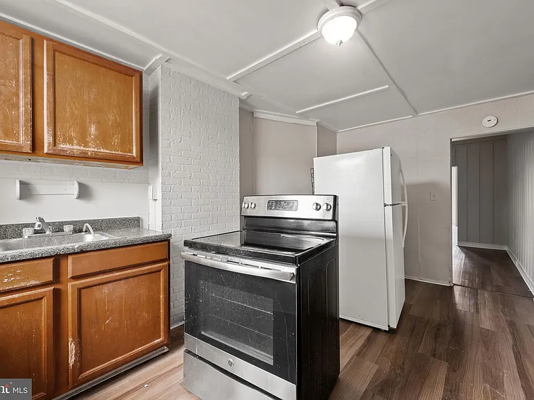 225 N Luzerne Ave — Photo 17