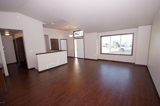 5th image of 623 23rd Ave W