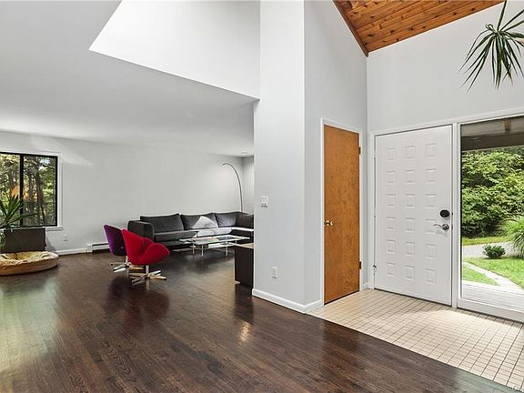 3rd image of 2 Spring Hill Ln