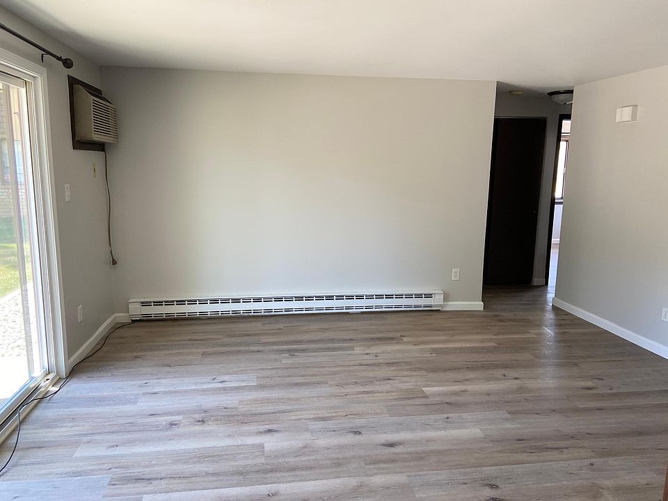1st image of 563 Coyne St