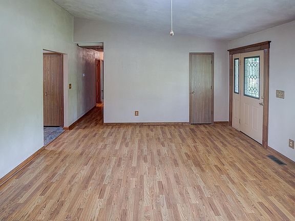 5th image of 120 Parkview St