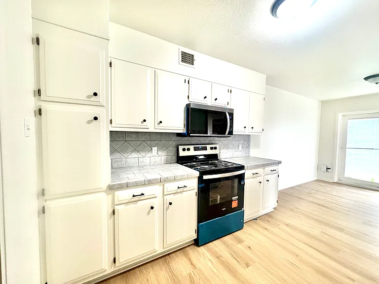 1118 Sunmeadow Dr — Photo 2
