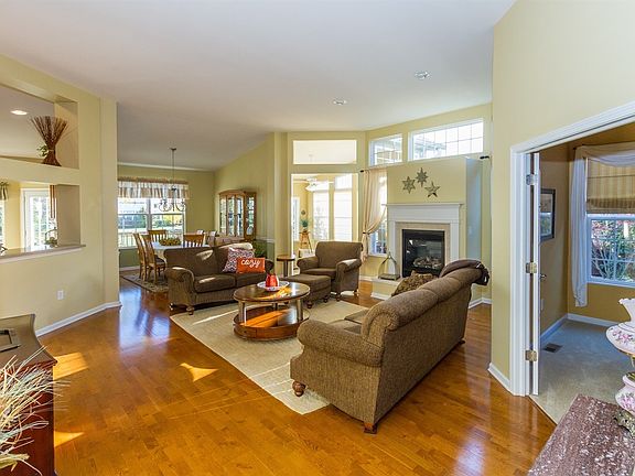 4th image of 12631 Broadmoor Ct S
