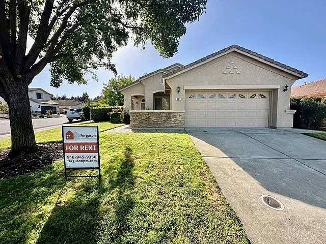 Fantastic Three Bedroom Home Close to The Palladio Folsom — Photo 1