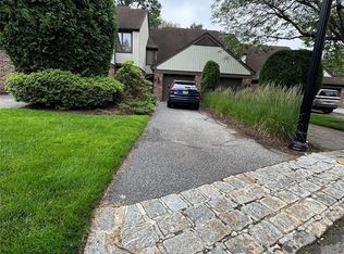 56 Meadow View Ct, Leonia, NJ 07605