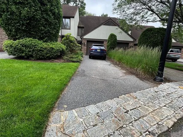 56 Meadow View Ct, Leonia, NJ 07605