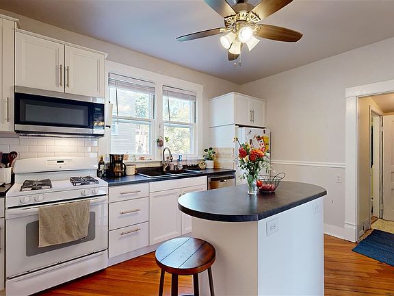 3rd image of 1204 E Burlington St