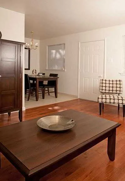 Jamestown Square Apartments — Photo 12