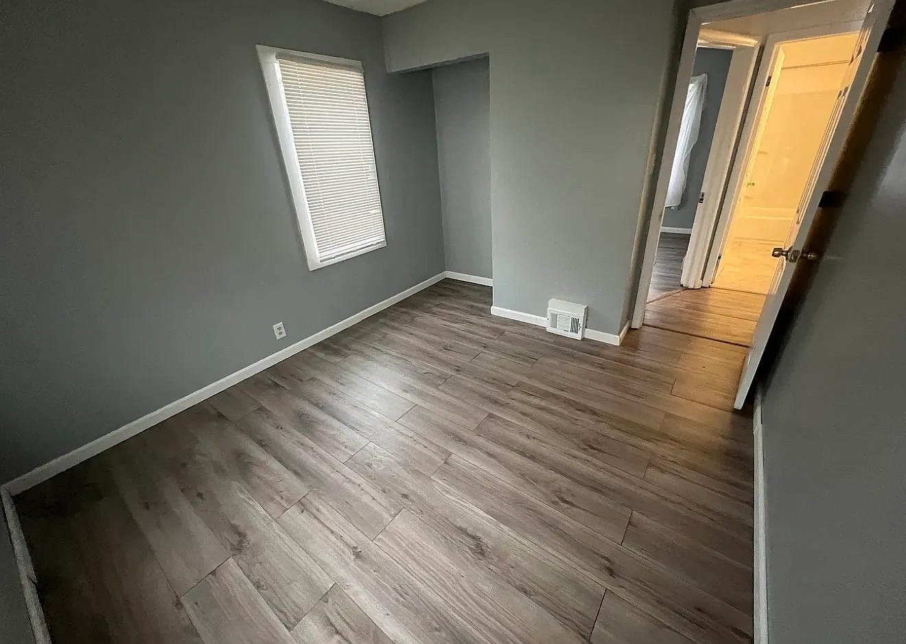 2 bed, 702 sqft, $1,000 — Photo 4