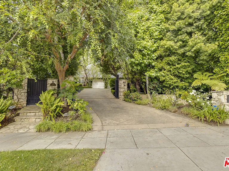 821 N Whittier Dr — Photo 2