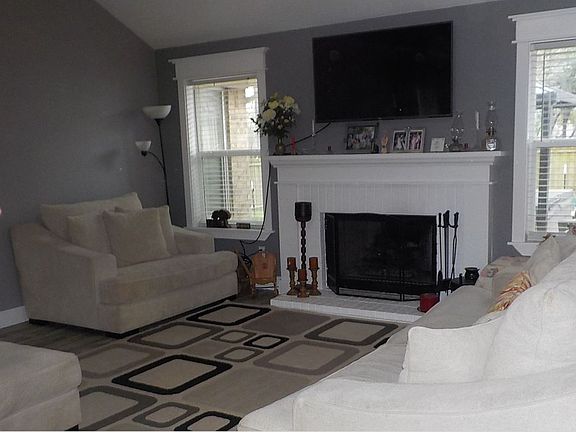 3rd image of 606 E Hunt St