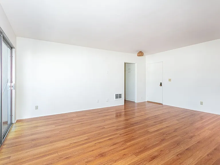 1000 S Wooster St — Photo 11