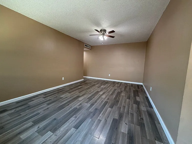 5725 Woodleigh Dr — Photo 22