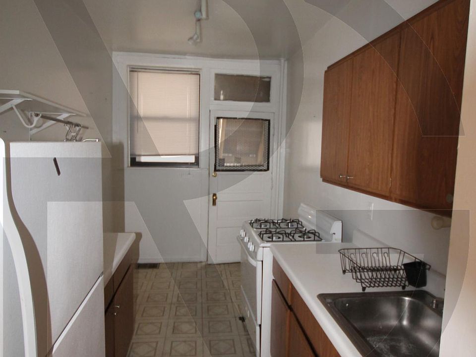 2nd image of 817 W Waveland Ave #1south