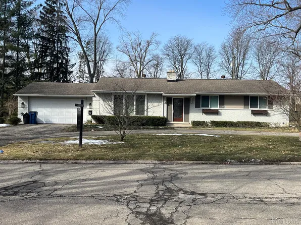 3687 W Bradford Dr, Bloomfield Hills, MI 48301