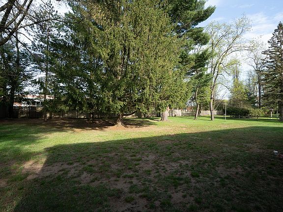 4th image of 17 Lace Ln