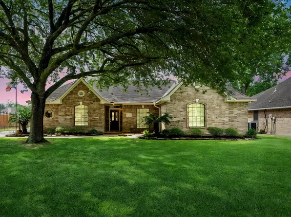 302 River Oaks Dr, Mont Belvieu, TX 77523