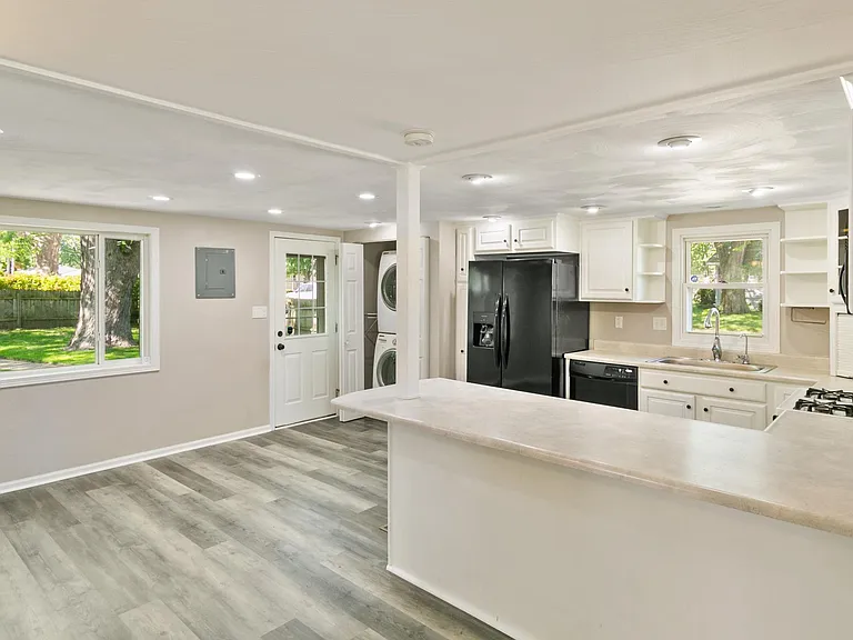 502 E High St — Photo 5
