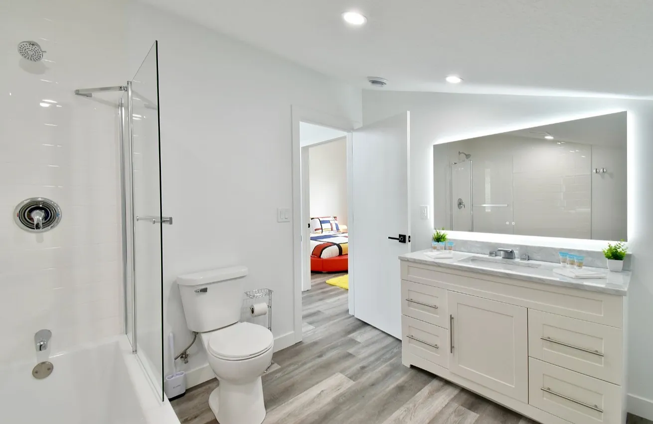 3 bed, 3.5 bath, 2376 sqft, $6,995 — Photo 2