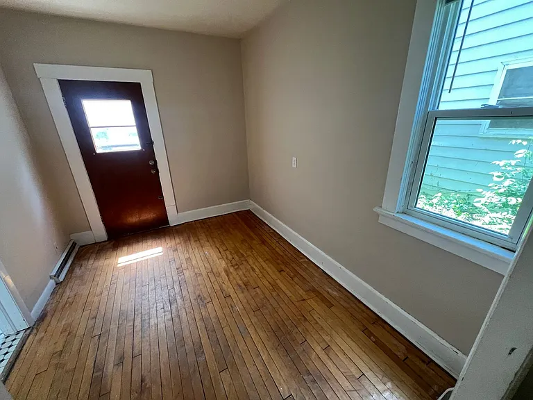 219 E Mifflin St — Photo 5