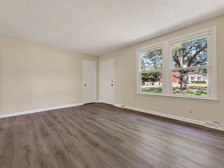 573 Waldorf Dr — Photo 5