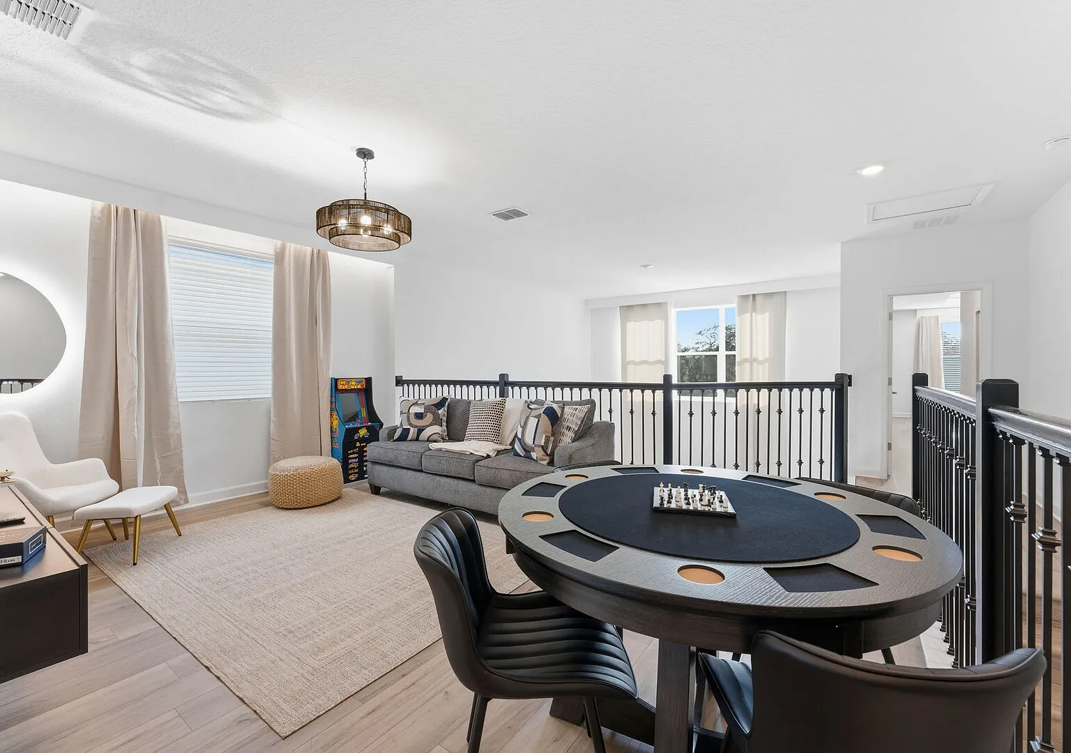 Stylish Family Villa, Themed Rooms, Pool — Photo 3