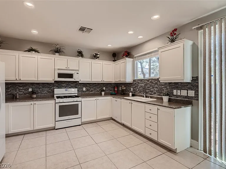 6689 Roanoke Ct — Photo 11