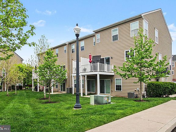 3rd image of 100 Arlington Ln
