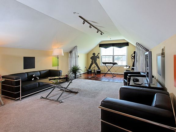 Spacious bonus room