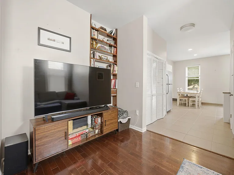 935 Summit Ave #2 — Photo 2