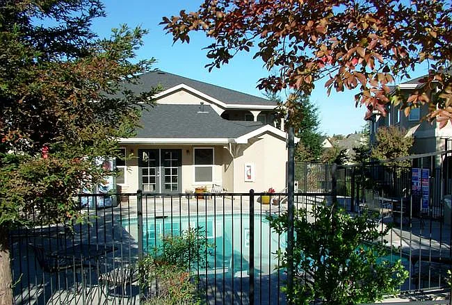 Yosemite Terrace Apartments — Photo 7