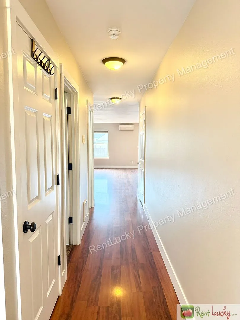Great 4 Bedroom in Tacoma w/ Bonus Area and Beautiful Kitchen! — Photo 2