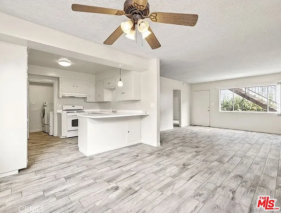 3 bed, 2.0 bath, 1339 sqft, $3,200 — Photo 2