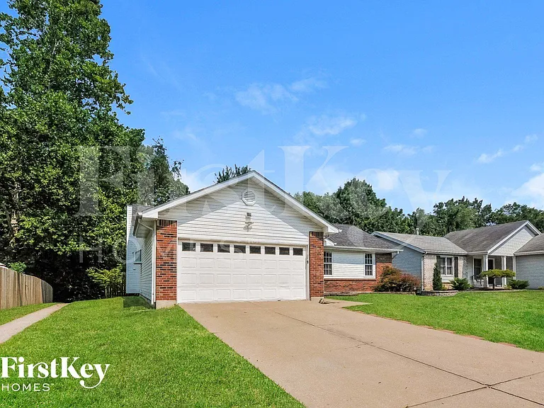 202 Barrington Dr — Photo 2