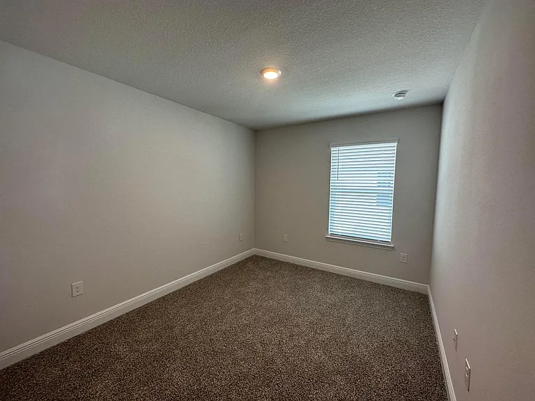 1025 McLaren Cir — Photo 15