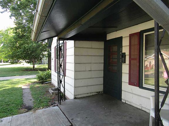 4th image of 2417 Center St