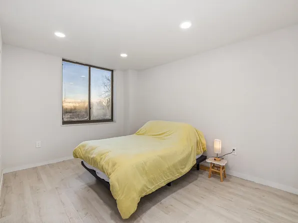 427 Harmon Cove Tower image 19 of 24