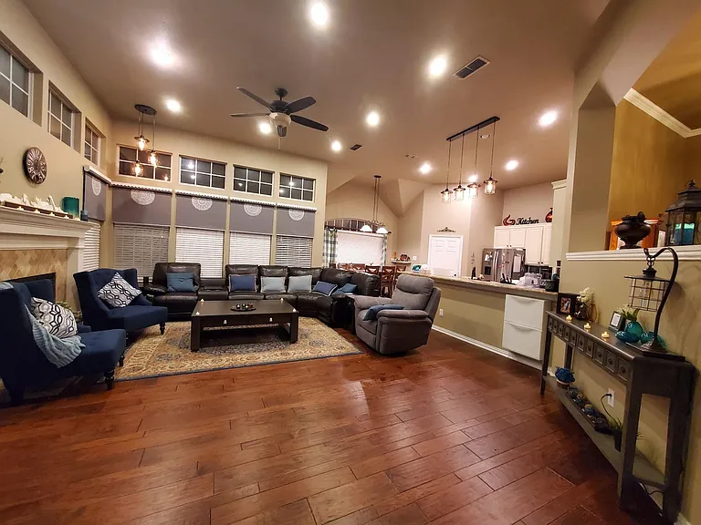 3300 Glenmoor Dr — Photo 2