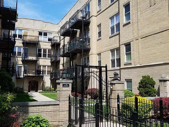 2nd image of 4018 N Albany Ave APT 1B