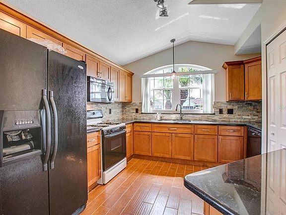 2nd image of 154 King Henry Ct