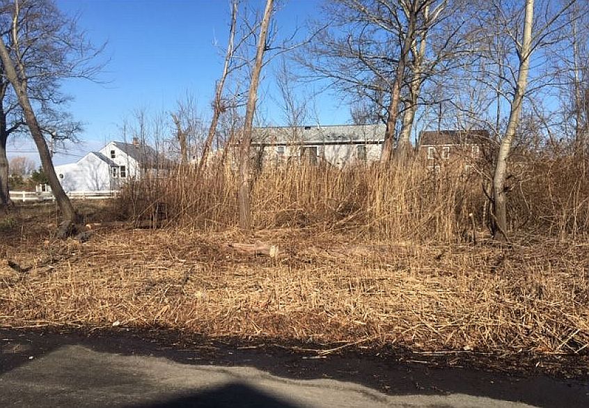 1st image of 3 Manahassett Park Dr