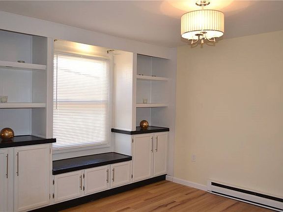 5th image of 72 Village Cir W