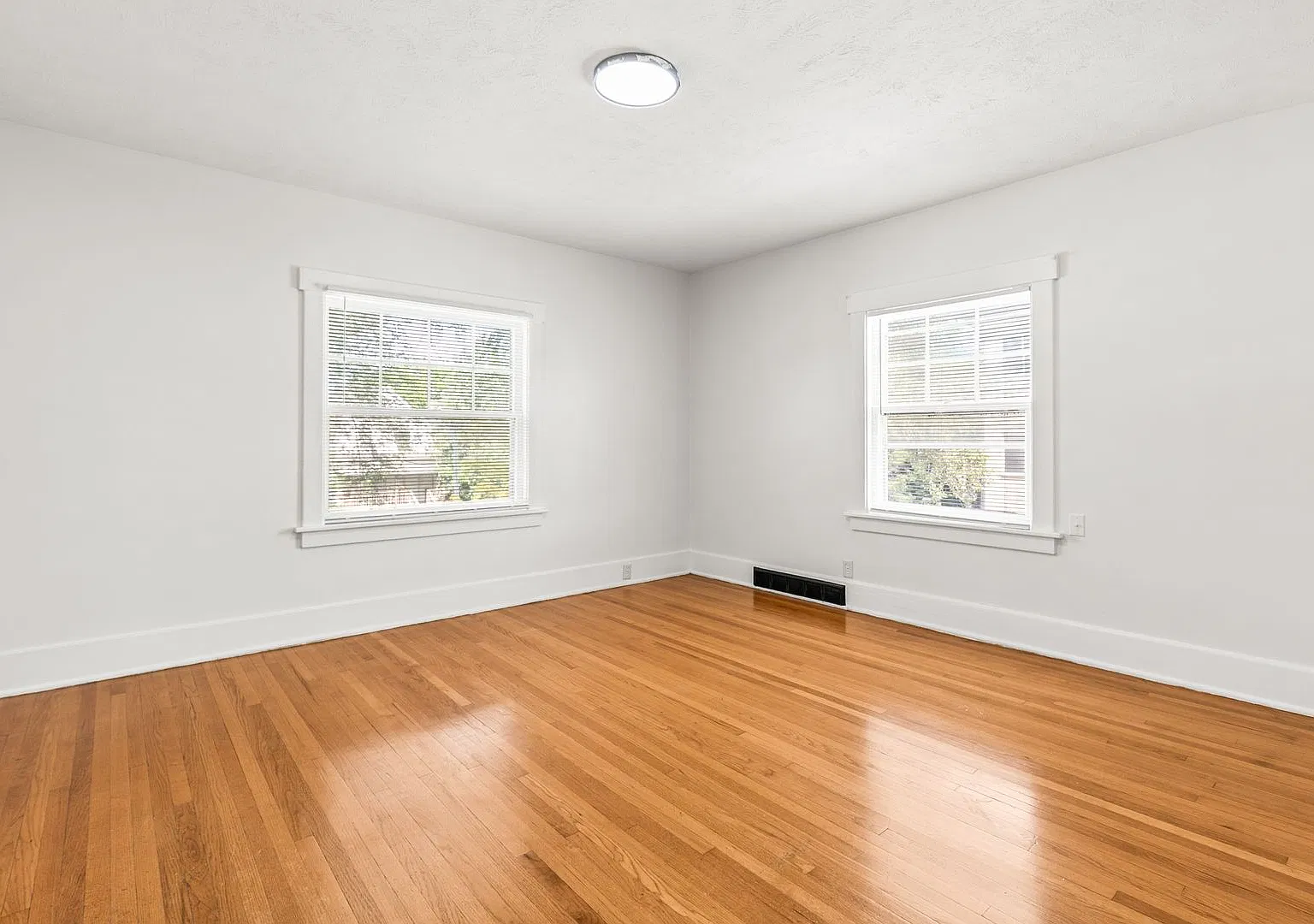 523 Park Ave — Photo 4