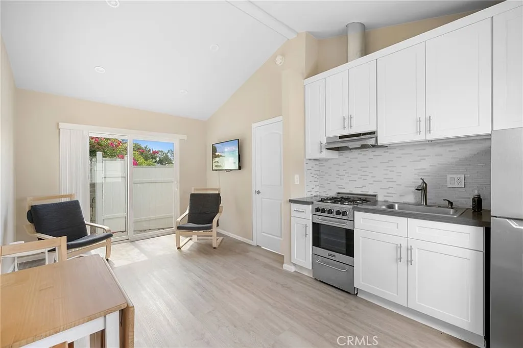 1 bed, 350 sqft, $2,000 — Photo 3
